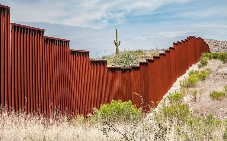 El muro que coloniza